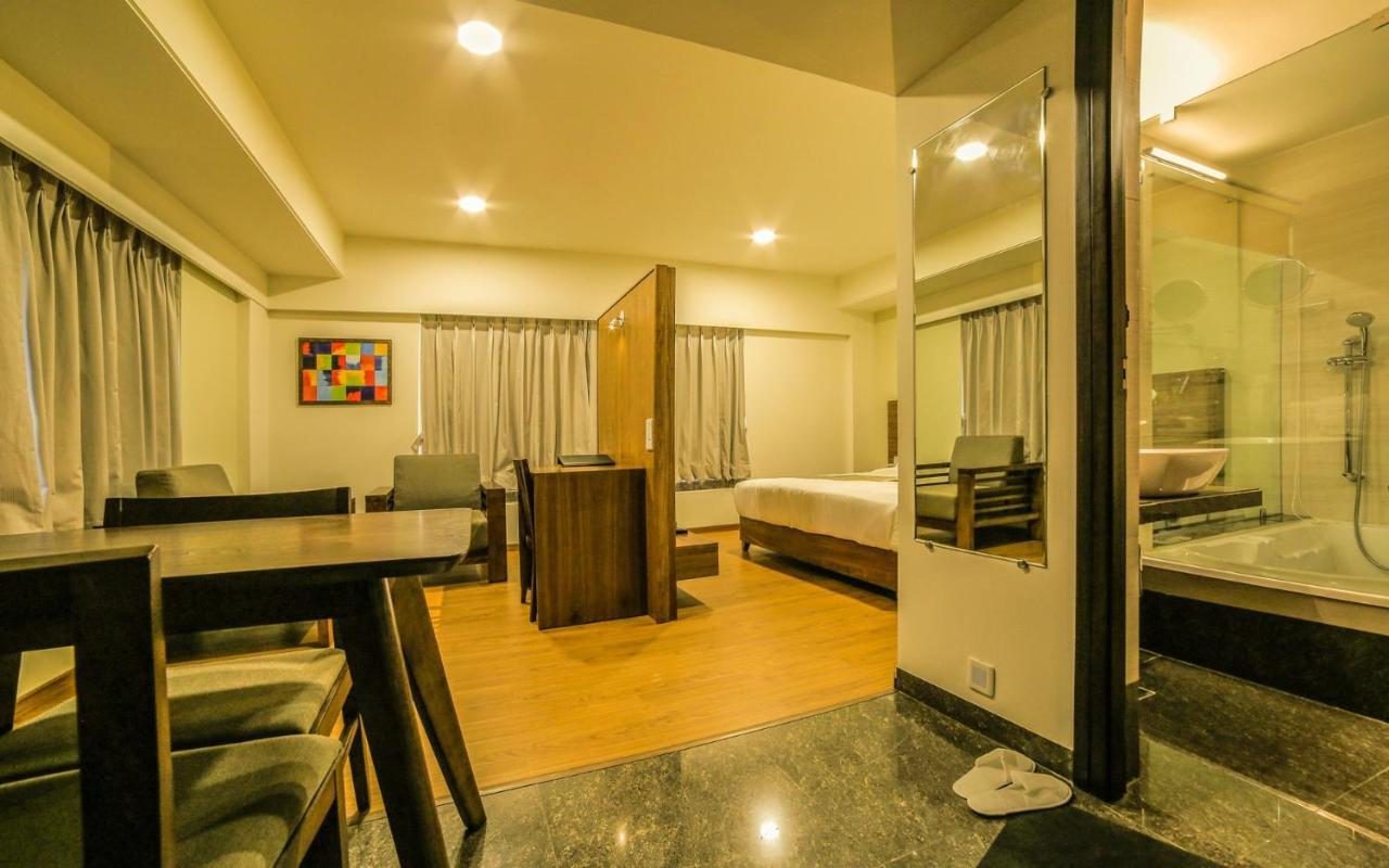 The Basil Park Hotell Bhavnagar Exteriör bild