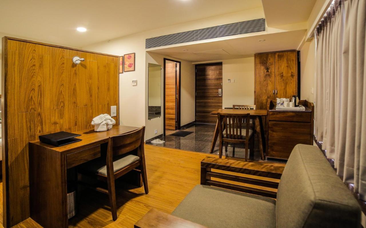 The Basil Park Hotell Bhavnagar Exteriör bild