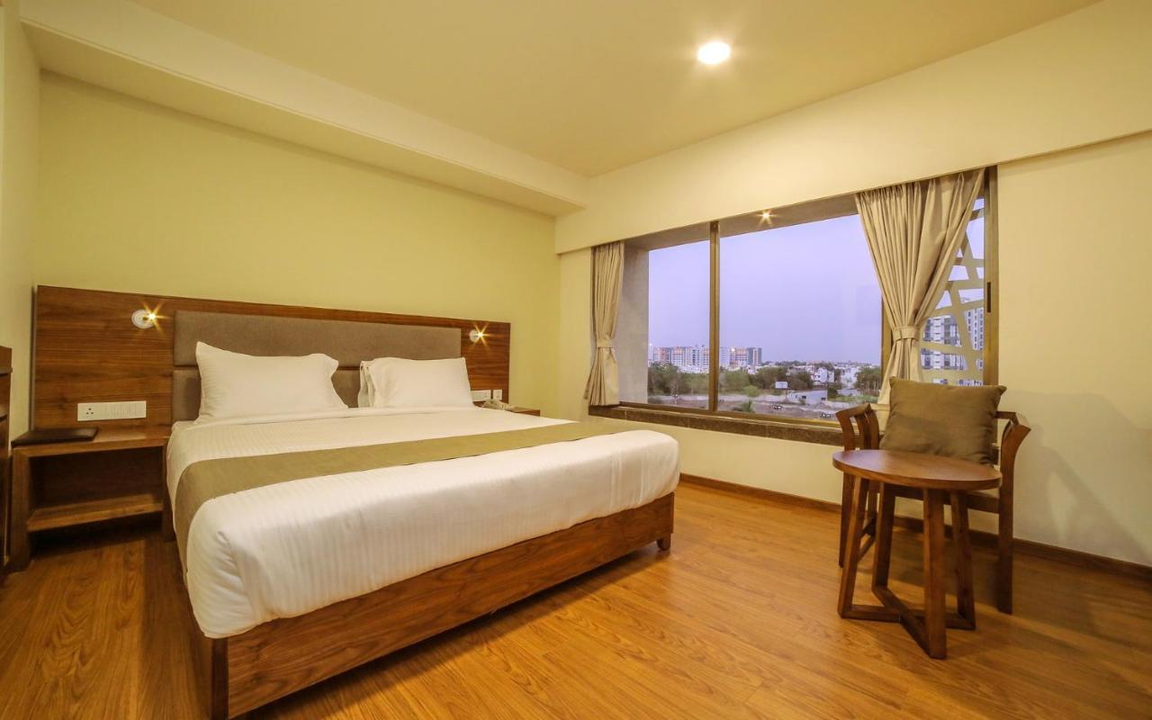 The Basil Park Hotell Bhavnagar Exteriör bild