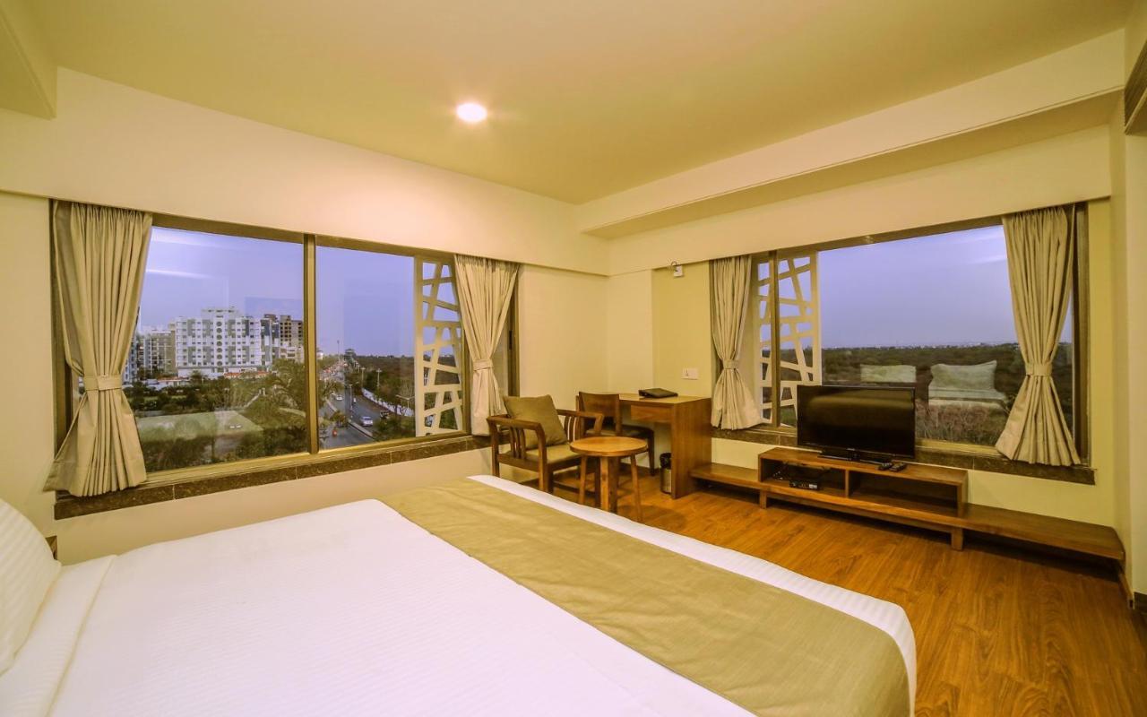 The Basil Park Hotell Bhavnagar Exteriör bild