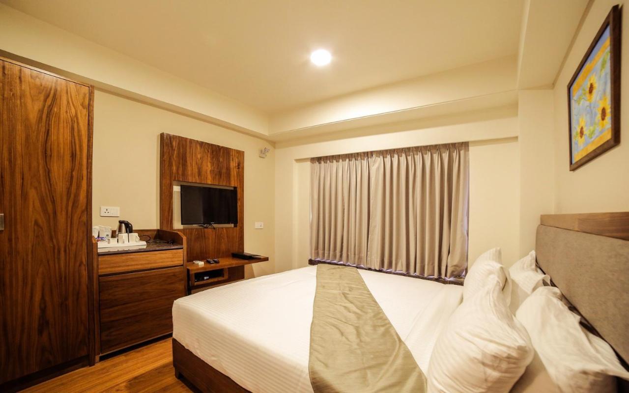 The Basil Park Hotell Bhavnagar Exteriör bild