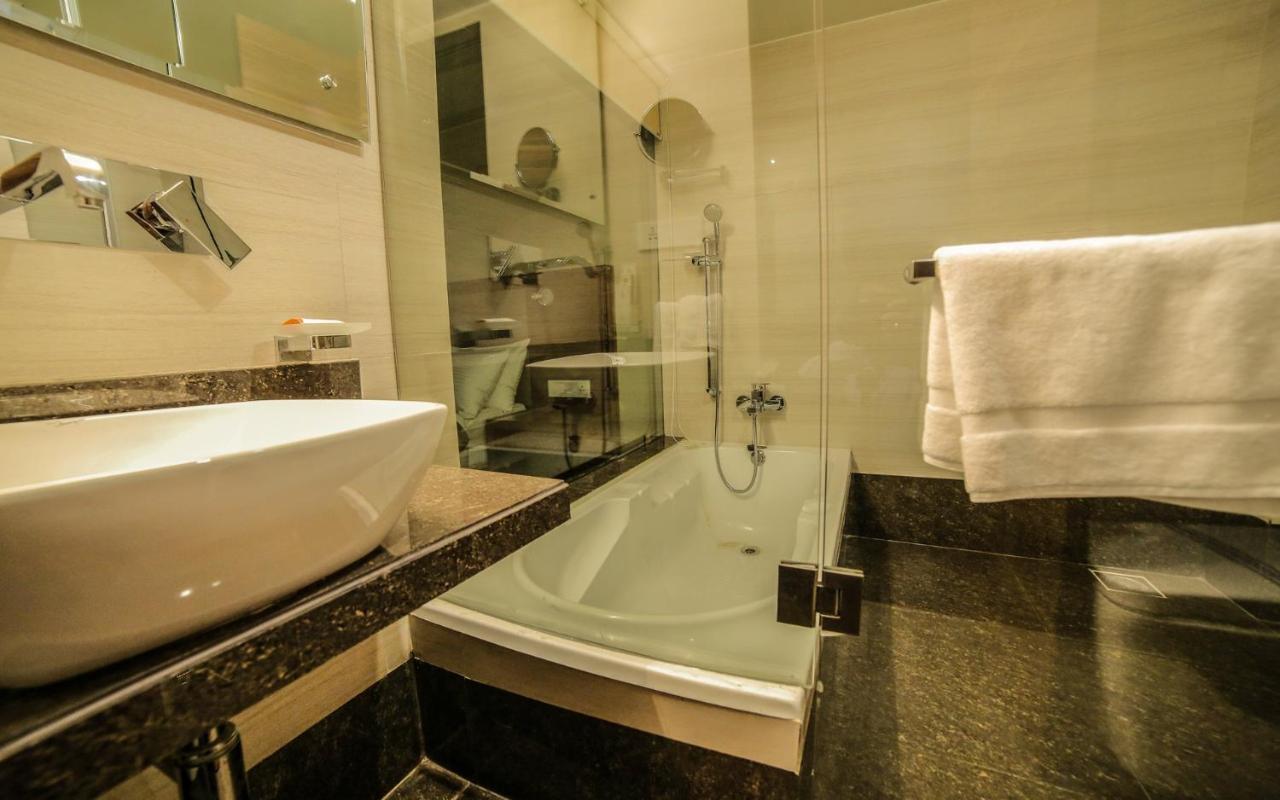The Basil Park Hotell Bhavnagar Exteriör bild