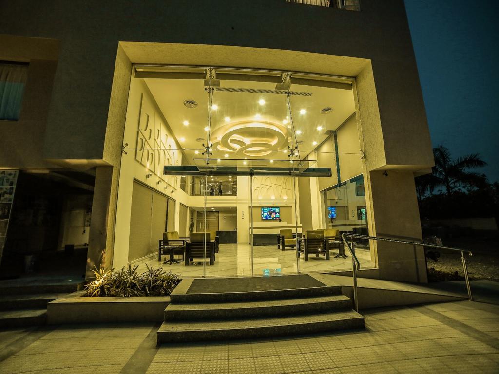 The Basil Park Hotell Bhavnagar Exteriör bild