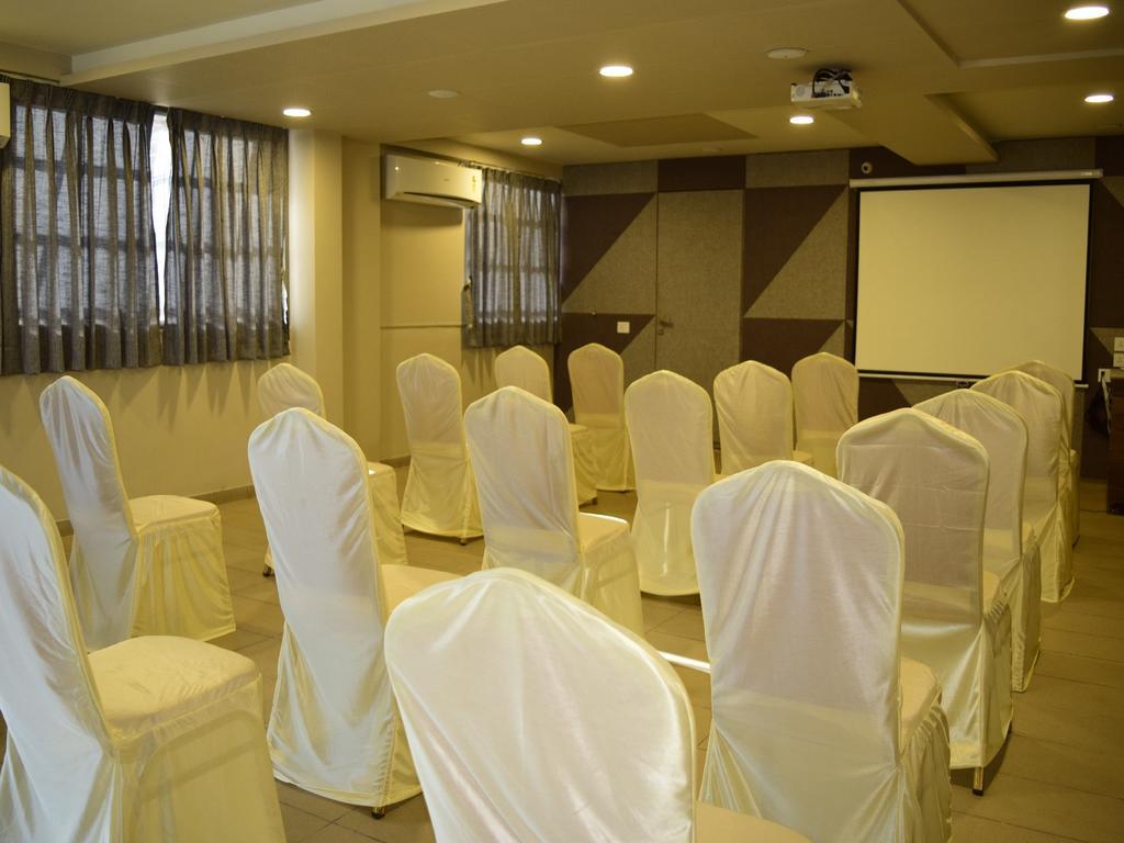 The Basil Park Hotell Bhavnagar Exteriör bild
