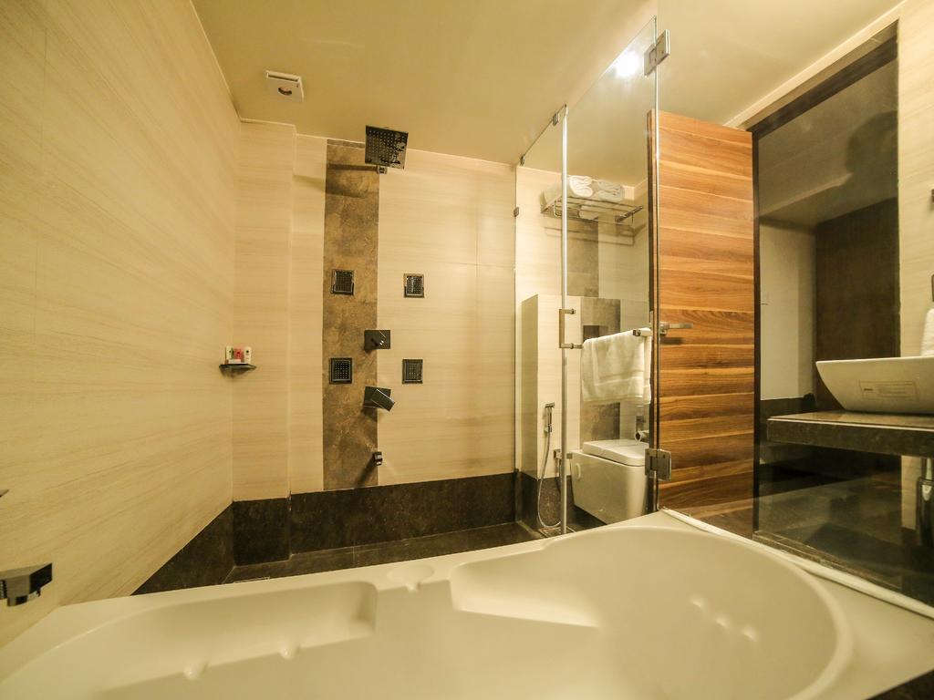 The Basil Park Hotell Bhavnagar Rum bild