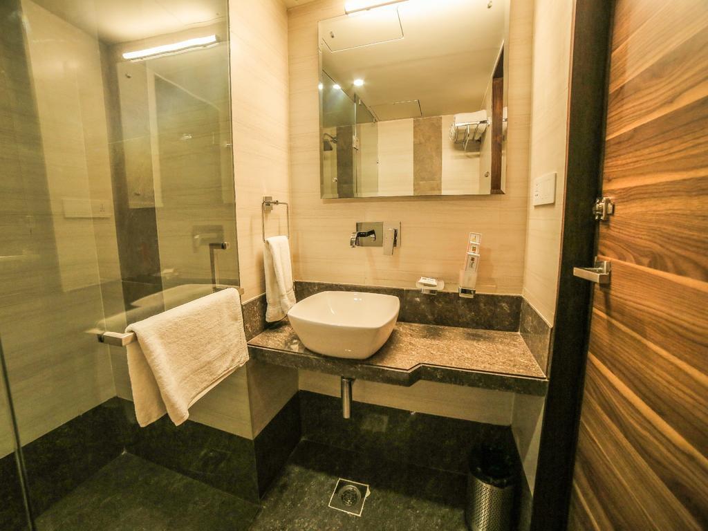 The Basil Park Hotell Bhavnagar Rum bild
