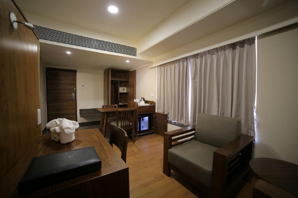 The Basil Park Hotell Bhavnagar Rum bild