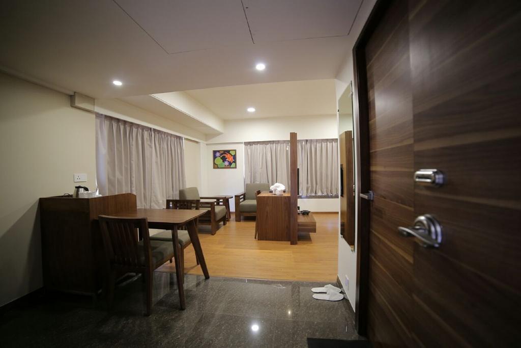 The Basil Park Hotell Bhavnagar Rum bild