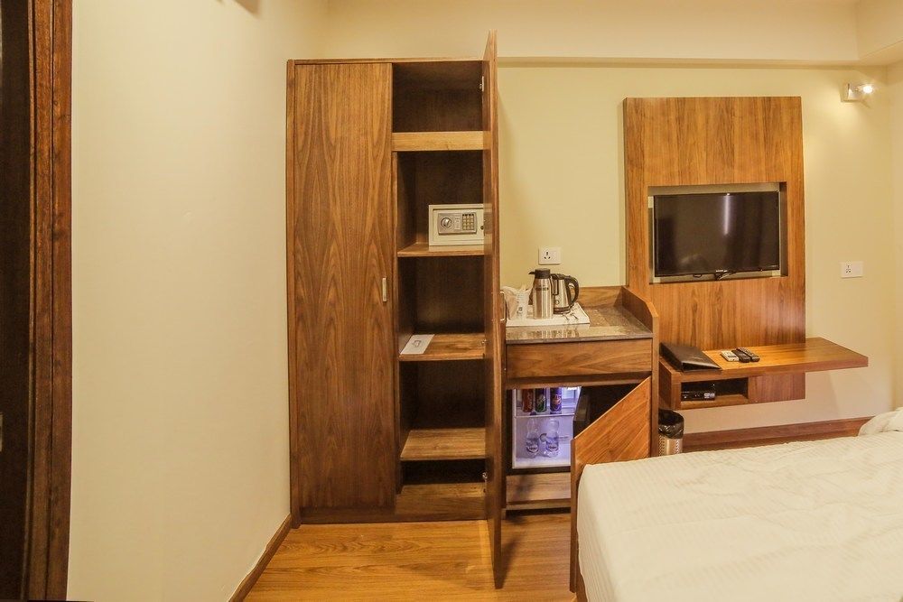 The Basil Park Hotell Bhavnagar Exteriör bild