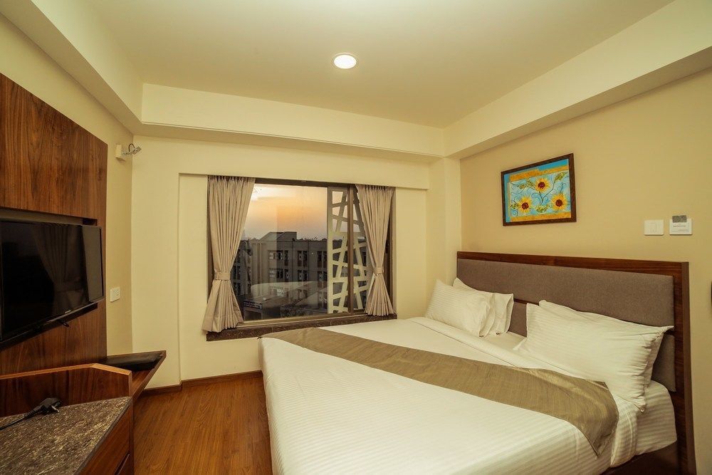 The Basil Park Hotell Bhavnagar Exteriör bild