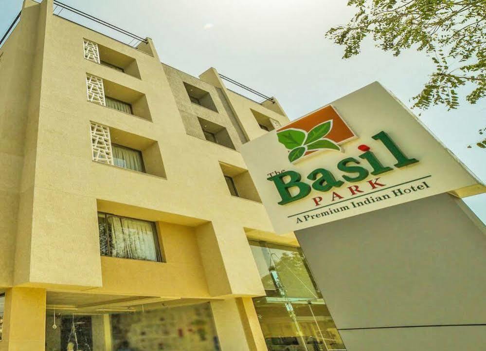 The Basil Park Hotell Bhavnagar Exteriör bild
