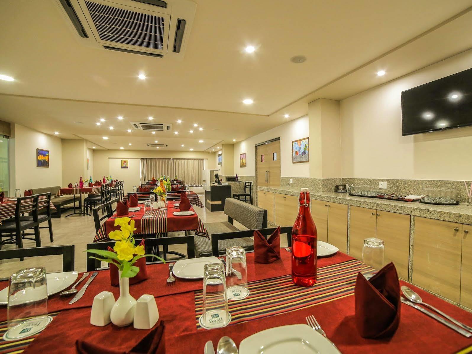 The Basil Park Hotell Bhavnagar Exteriör bild