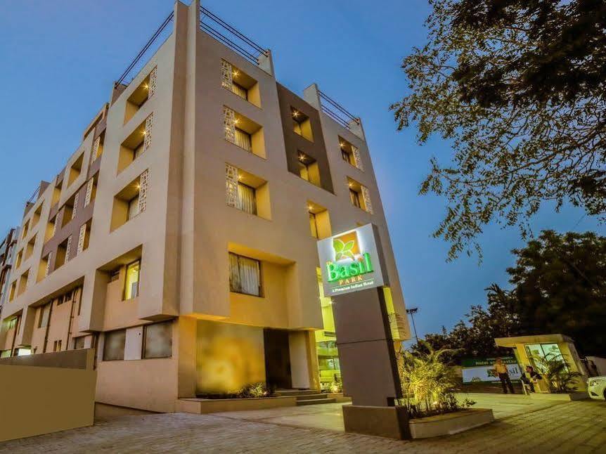 The Basil Park Hotell Bhavnagar Exteriör bild